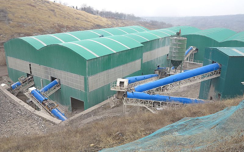 Ligne de concassage et de fabrication de sable de granit du Henan avec une production de 550 tonnes par heure