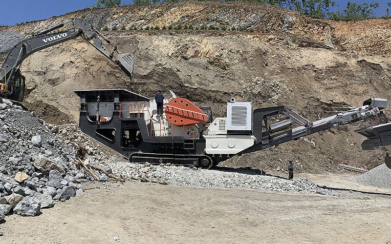 Ligne de concassage mobile sur chenilles en granit du Shaanxi avec une production de 150 tonnes par heure